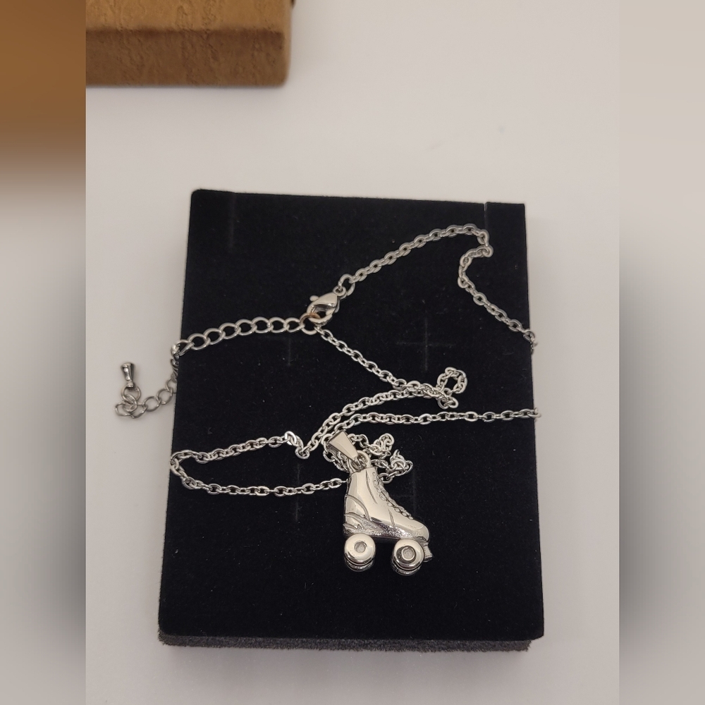 Stainless Steel silver roller Skate 45 cm or 17.5" chain and charm.